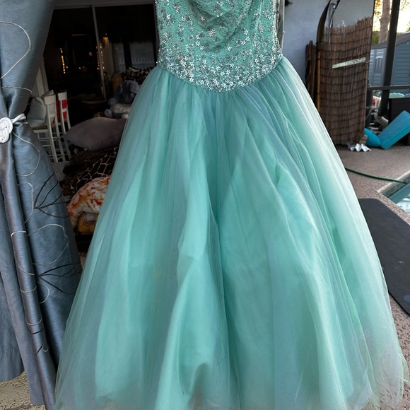 Exquisite gown! Photos can not due justice - Picture 4 of 5